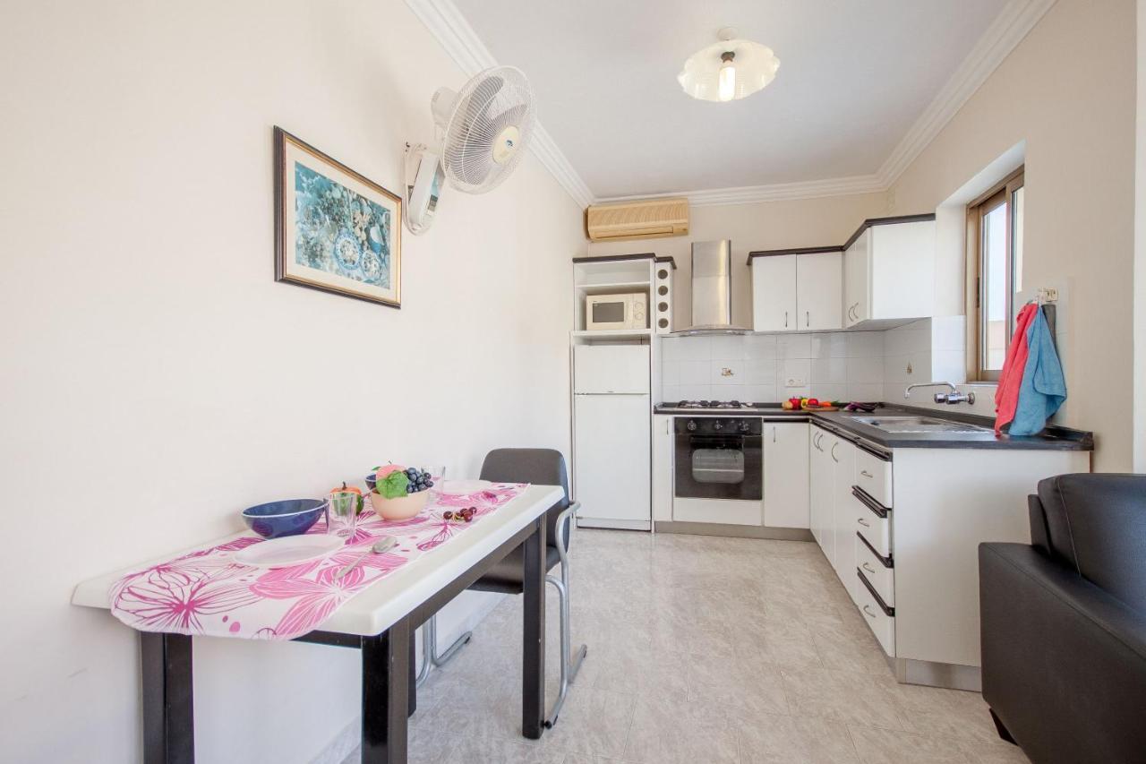 Pool And Sea Merill Apartments - Happy Rentals เมลลิฮา ภายนอก รูปภาพ