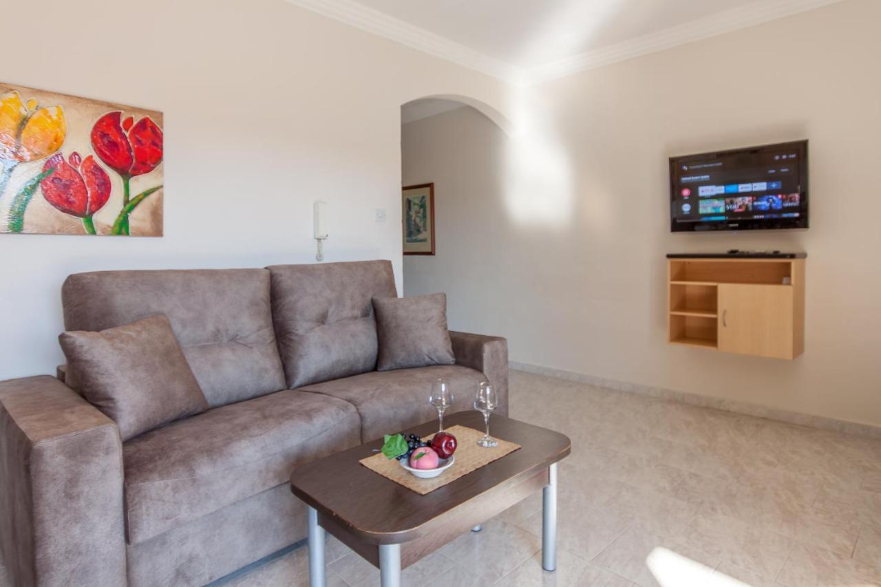 Pool And Sea Merill Apartments - Happy Rentals เมลลิฮา ภายนอก รูปภาพ